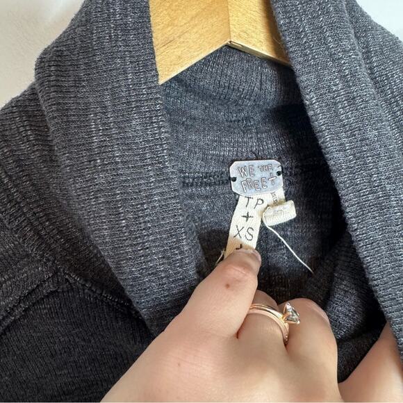 Free People Split Back Charcoal Gray Turtleneck Knit Sweater Size XS - Picture 4 of 6